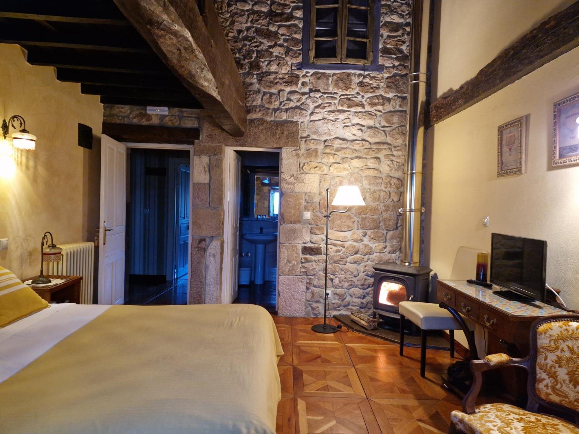 Hotel La Casona De Barrio, Alto Campoo Barrio  Exterior photo